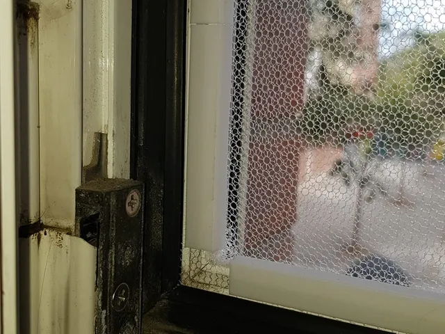 Profiles to install fly screens in aluminum windows.