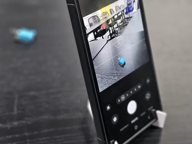 Simple Compact Phone Stand