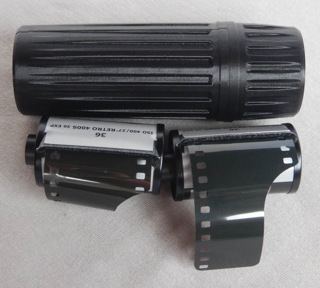 Verschraubbare Dose für zwei 135 Filmpatronen KB Film Screw top Container for two 135 Filmcartridges Kleinbildfilm Filmdose