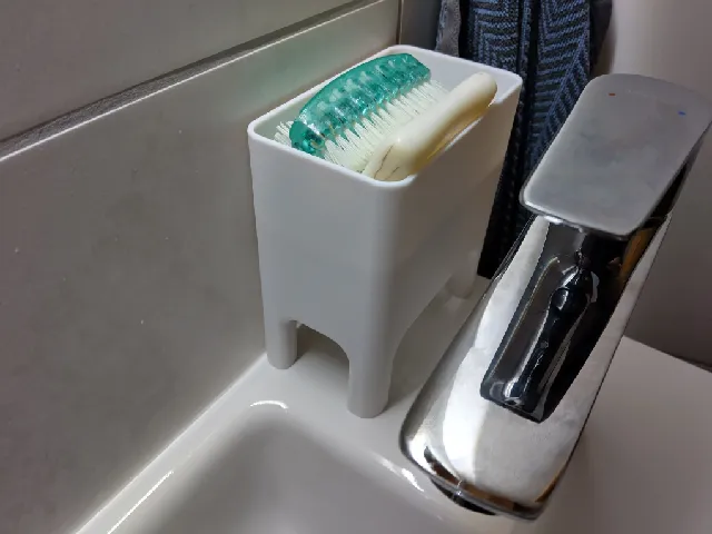 Stand for soap, hand brushes etc / Ständer für Seife, Handbürsten usw