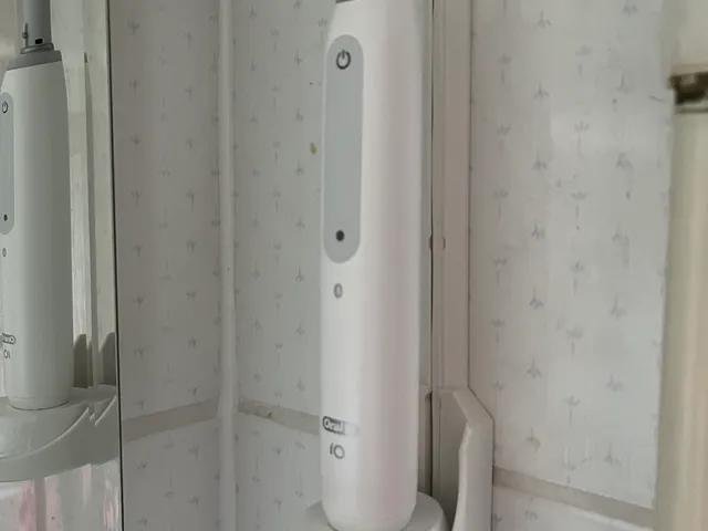 Toothbrush, Oral B iO holder