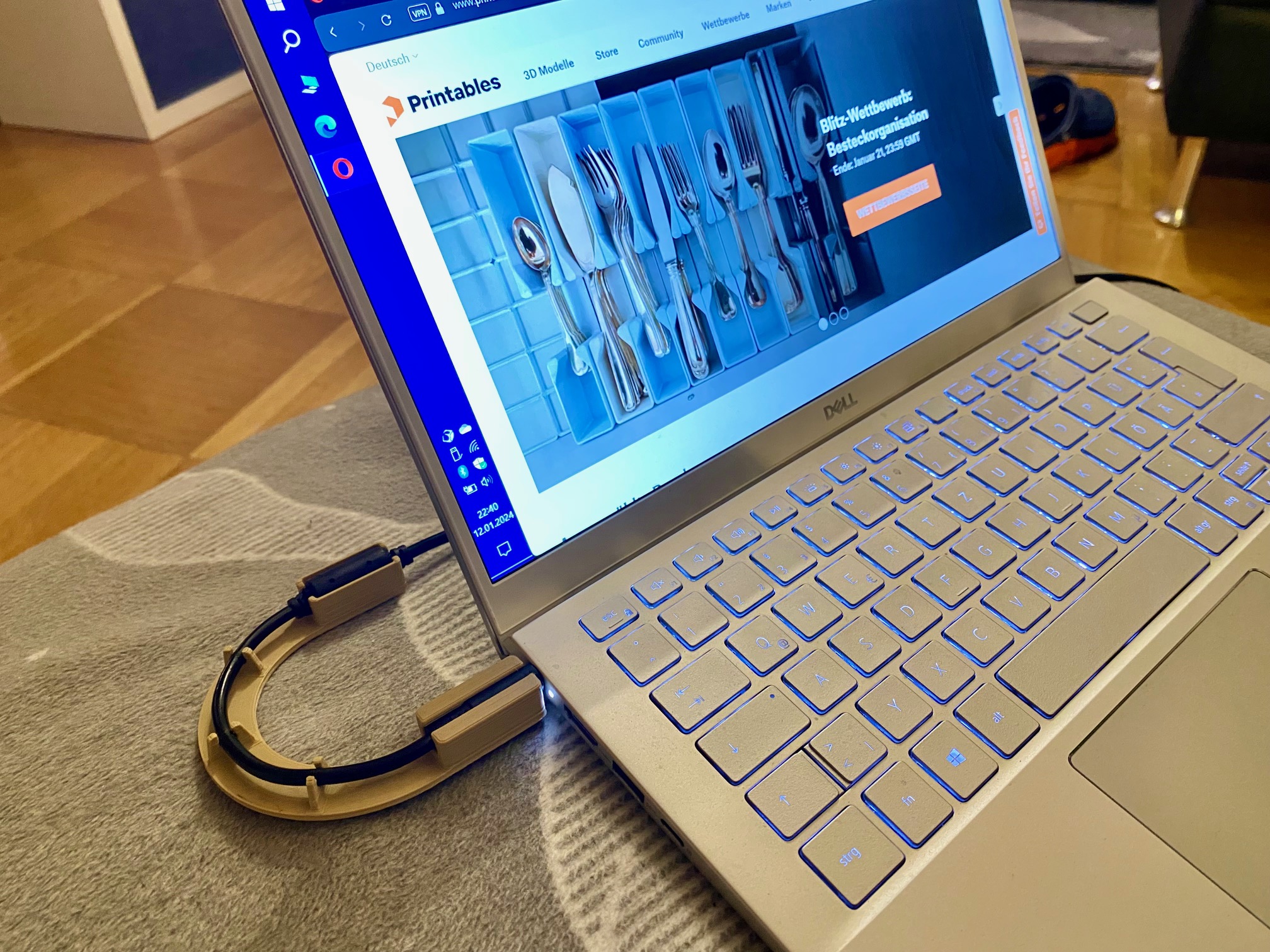 Kink protector for Dell
