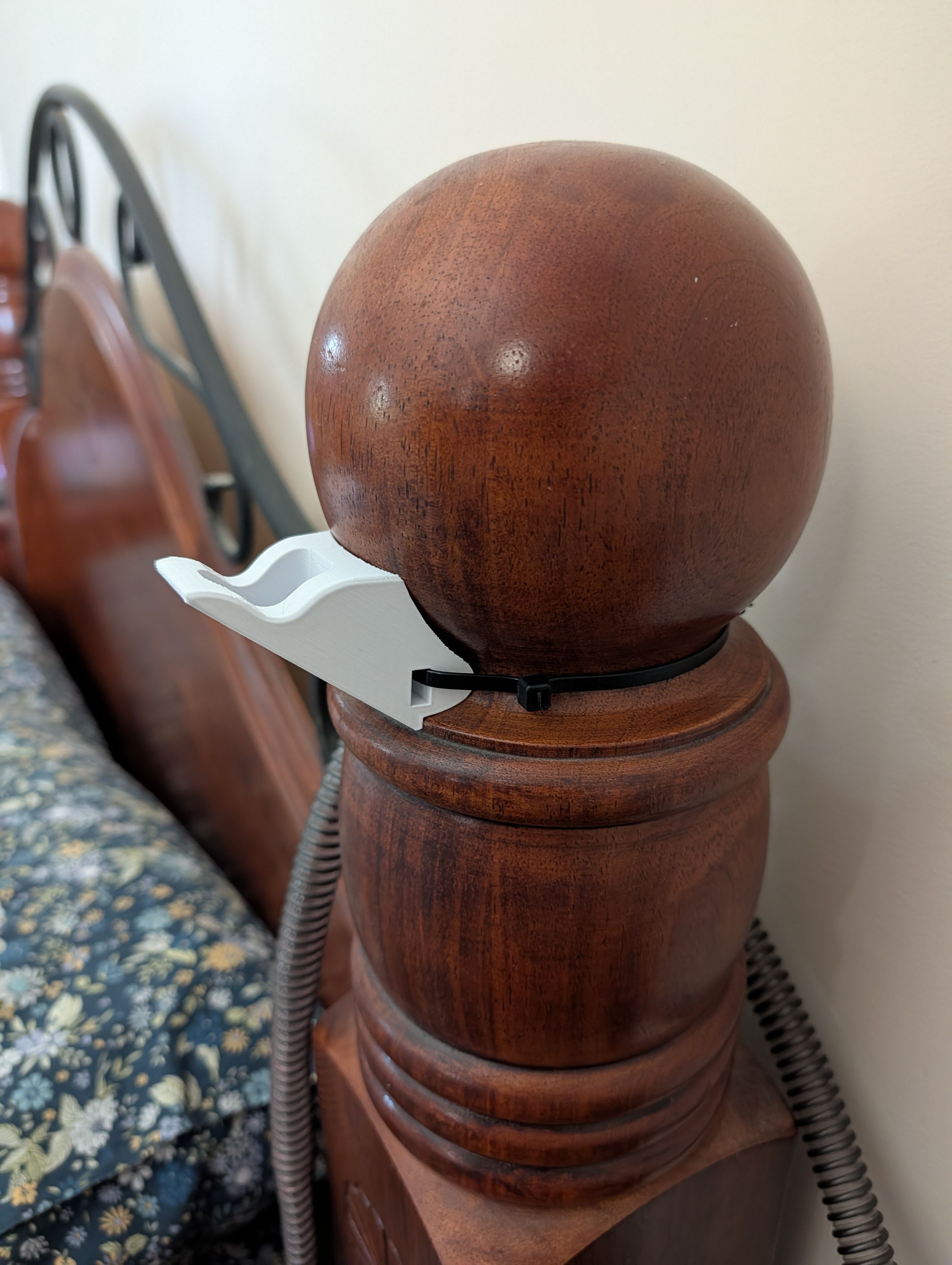 Miniatura 4 do modelo 3D Bed Post CPAP Hook