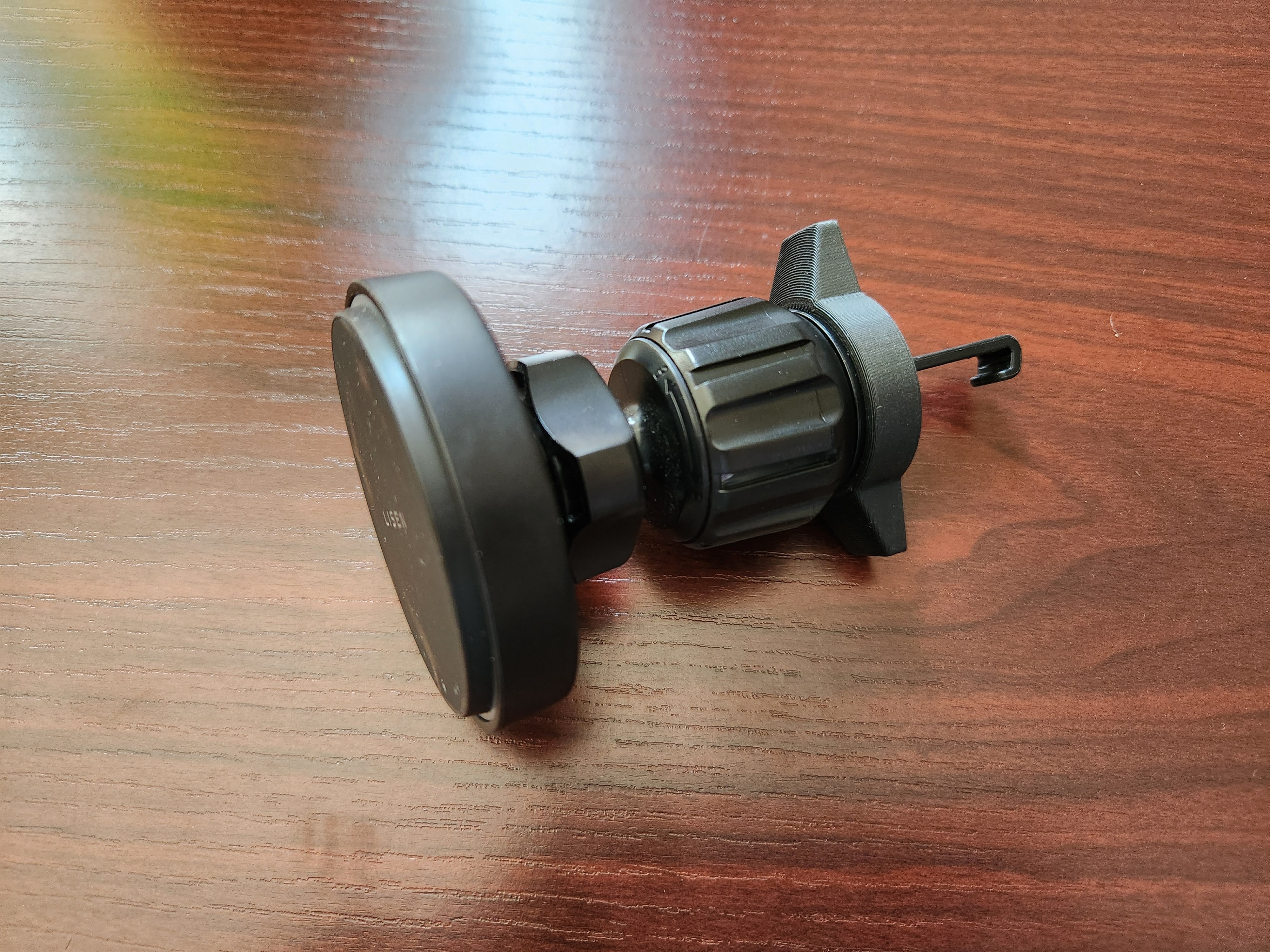 LISEN Magsafe Car Mount Charger Guard/Clamp (Parameterized)