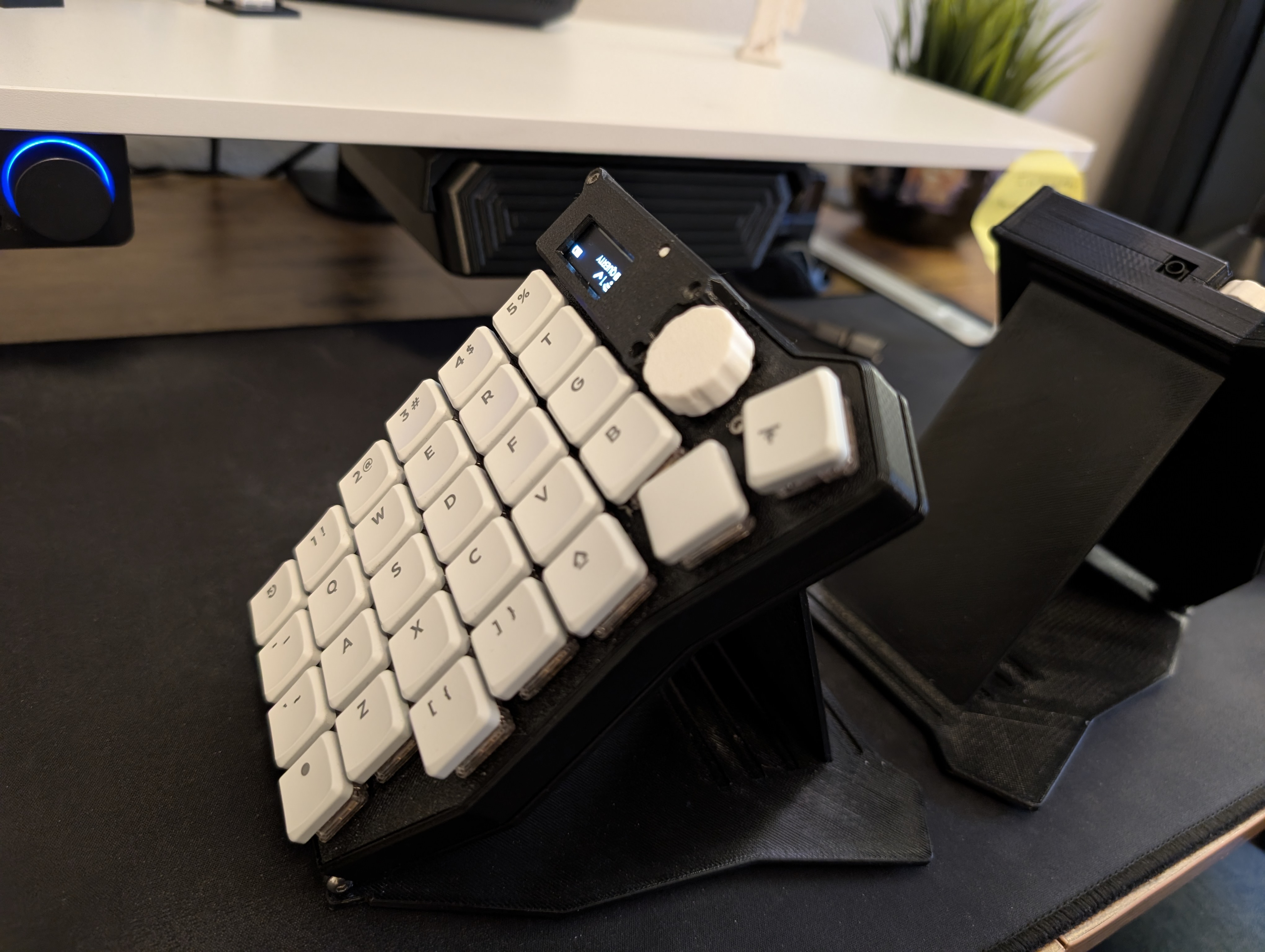 Sofle Choc Wired/Wirless Case (2500 mAh)/Tenting Stand