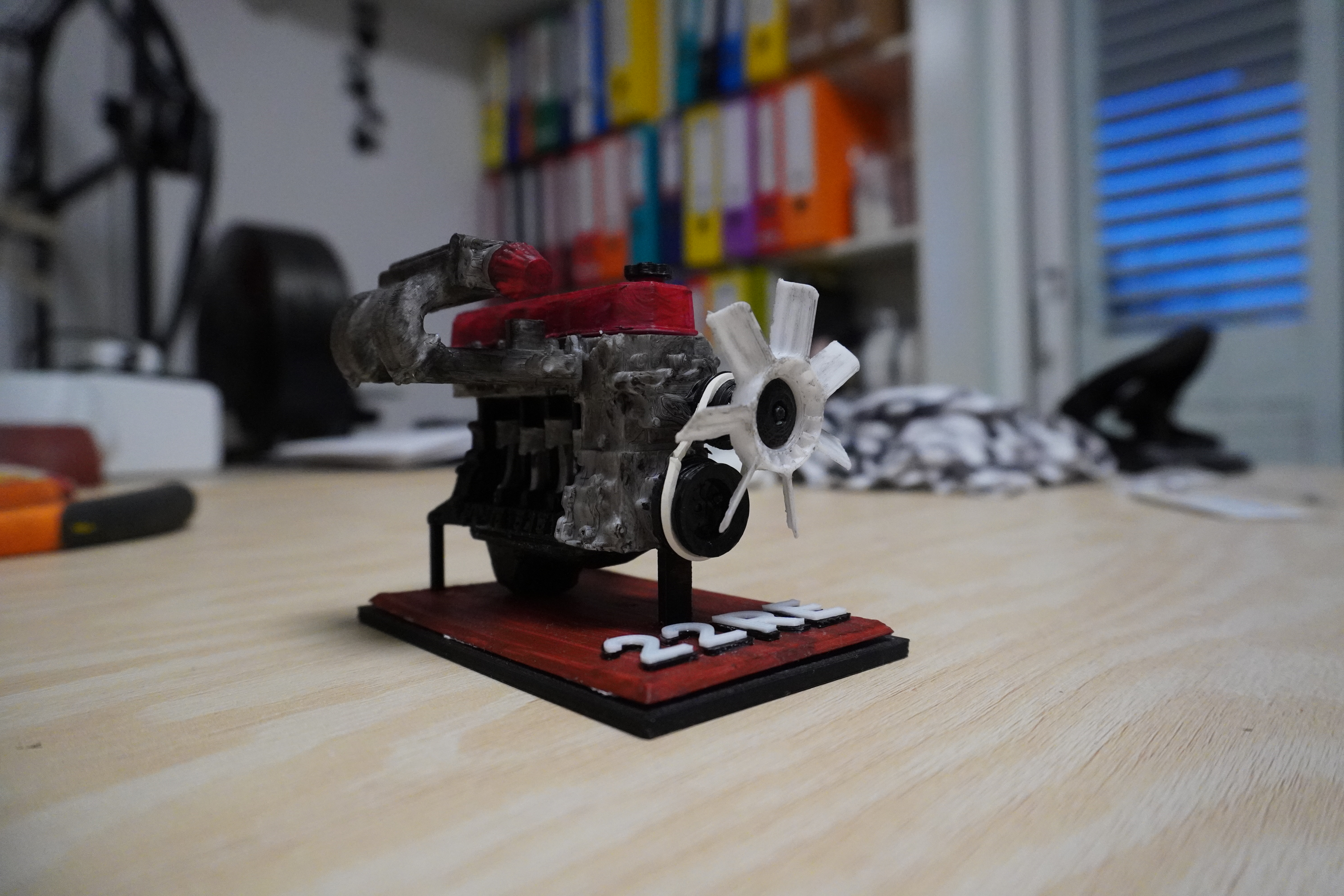 MINI Toyota 4 Cylinder Engine 22RE, Complete Working Model Mini Edition — miniatura 6