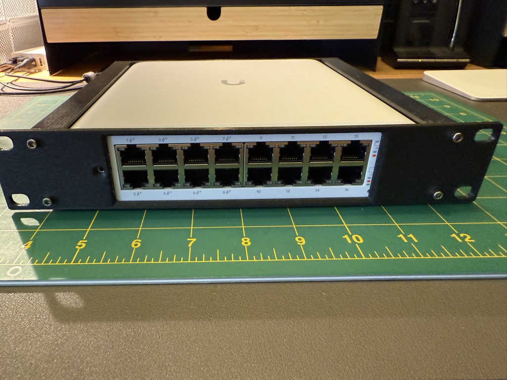 10" Homelab Rack Ubiquiti PoE 16 Lite