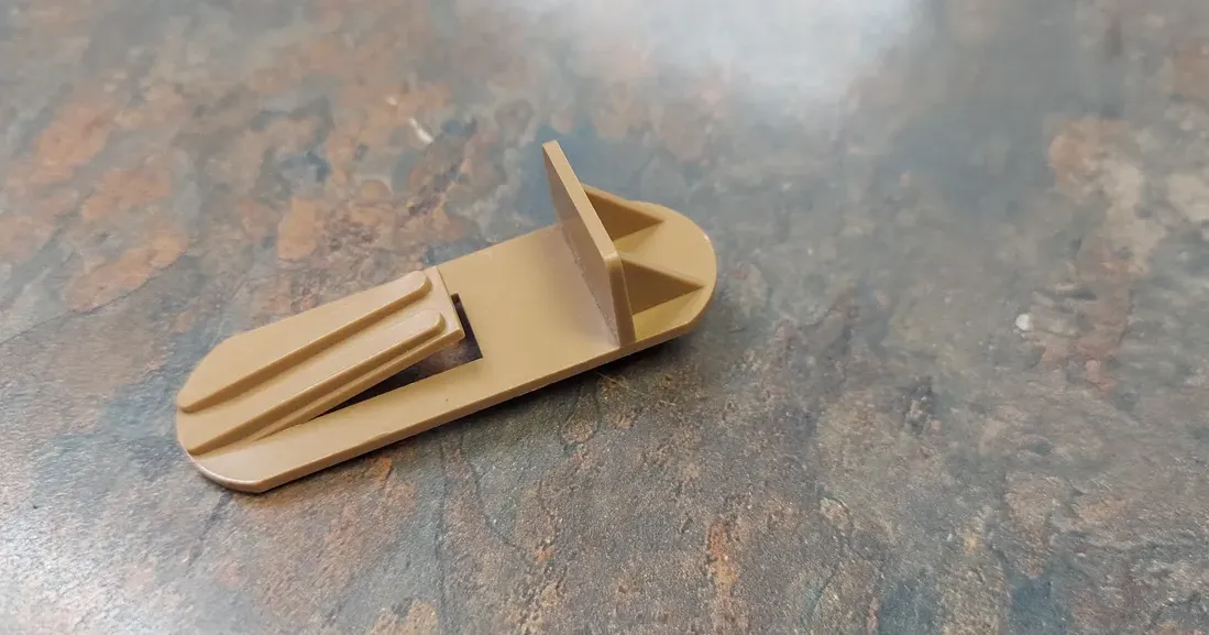 Retainer shelf clip with 1/4" peg for 5/8" thick shelf by Wyldesyde007 Download free STL model