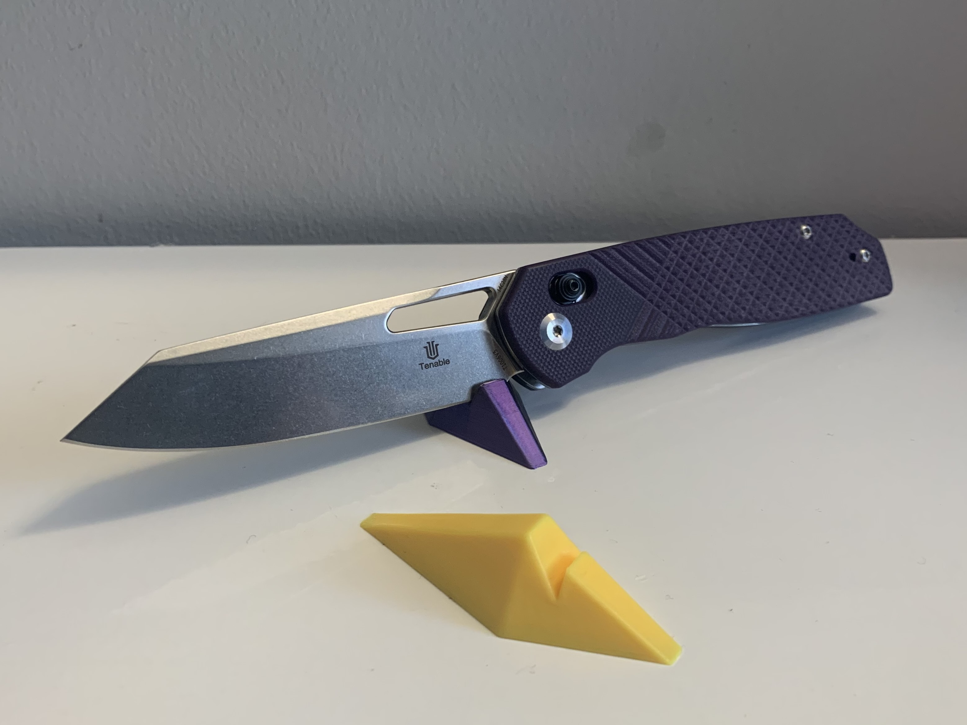 Simple Pocket Knife Display Stand