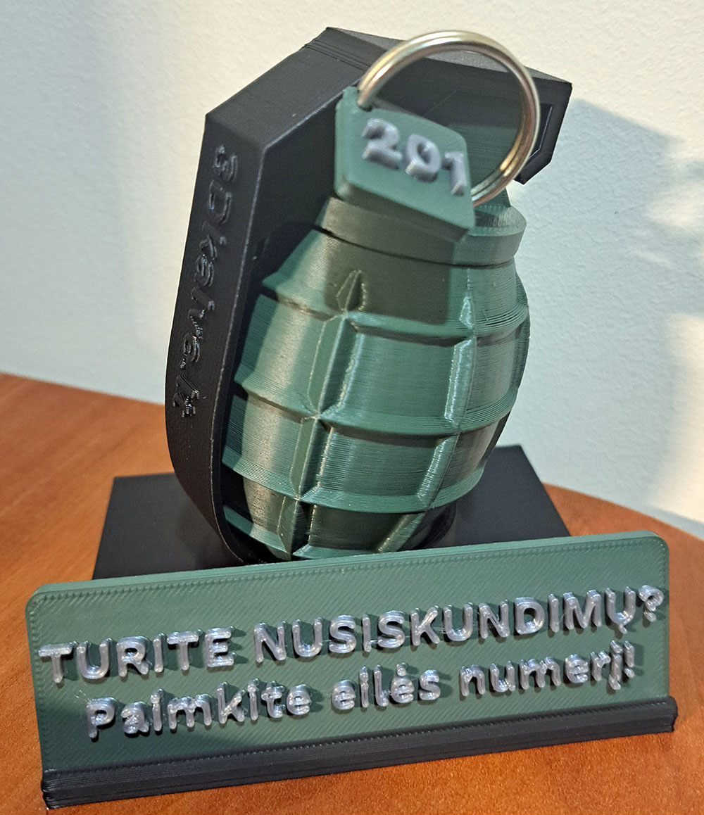 Granata su stovu ir užrašu: "Turite nusiskundimų - paimkite numeriuką..."