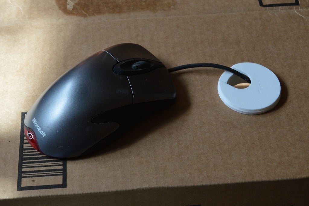 Miniatura 4 do modelo 3D Customizable Wire Access Grommet