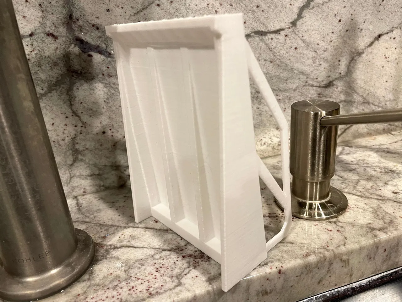 STL file Hooked Sink Sponge Holder 🧽・3D printing idea to download・Cults