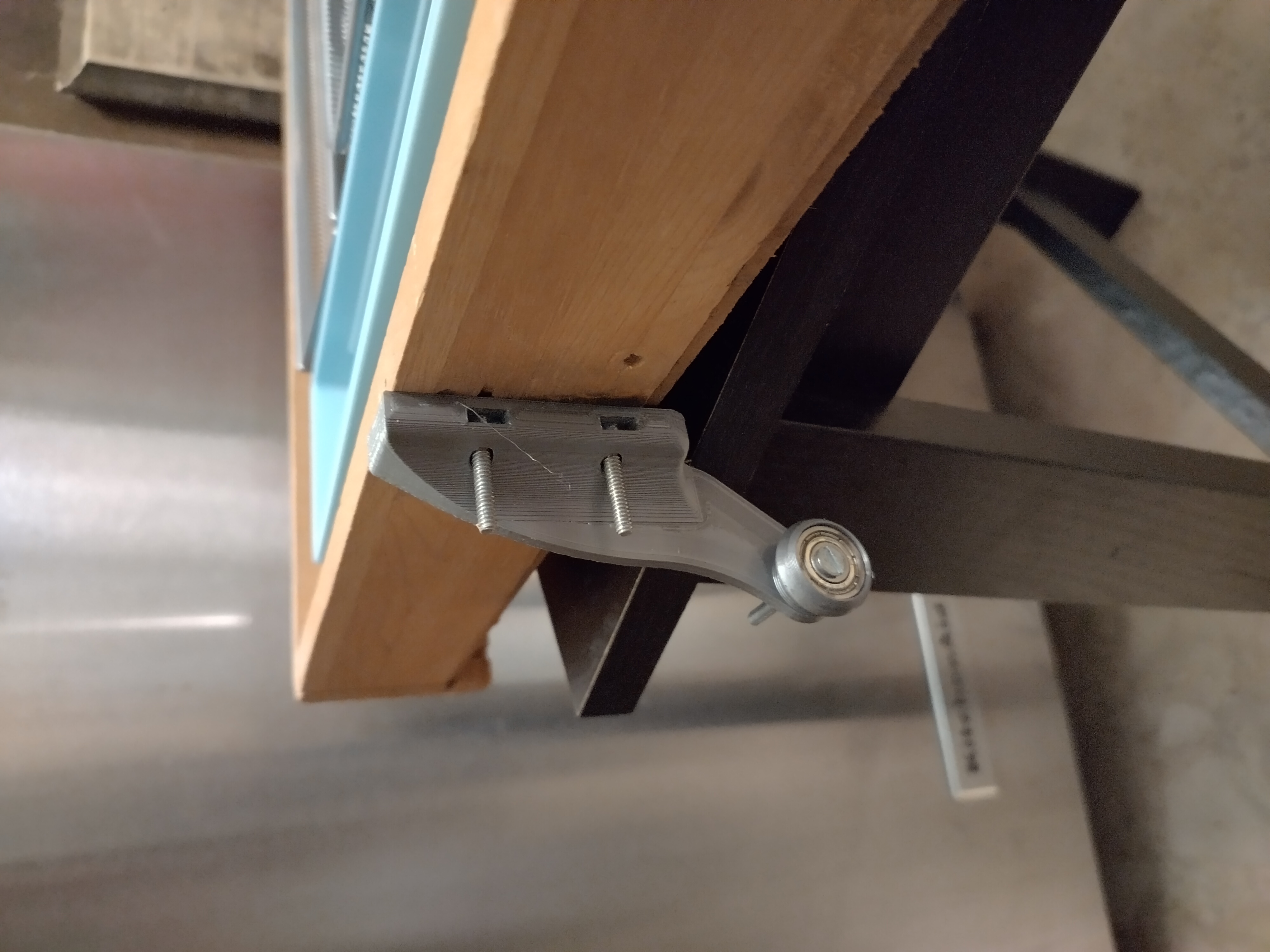 Single roller drawer support bracket
