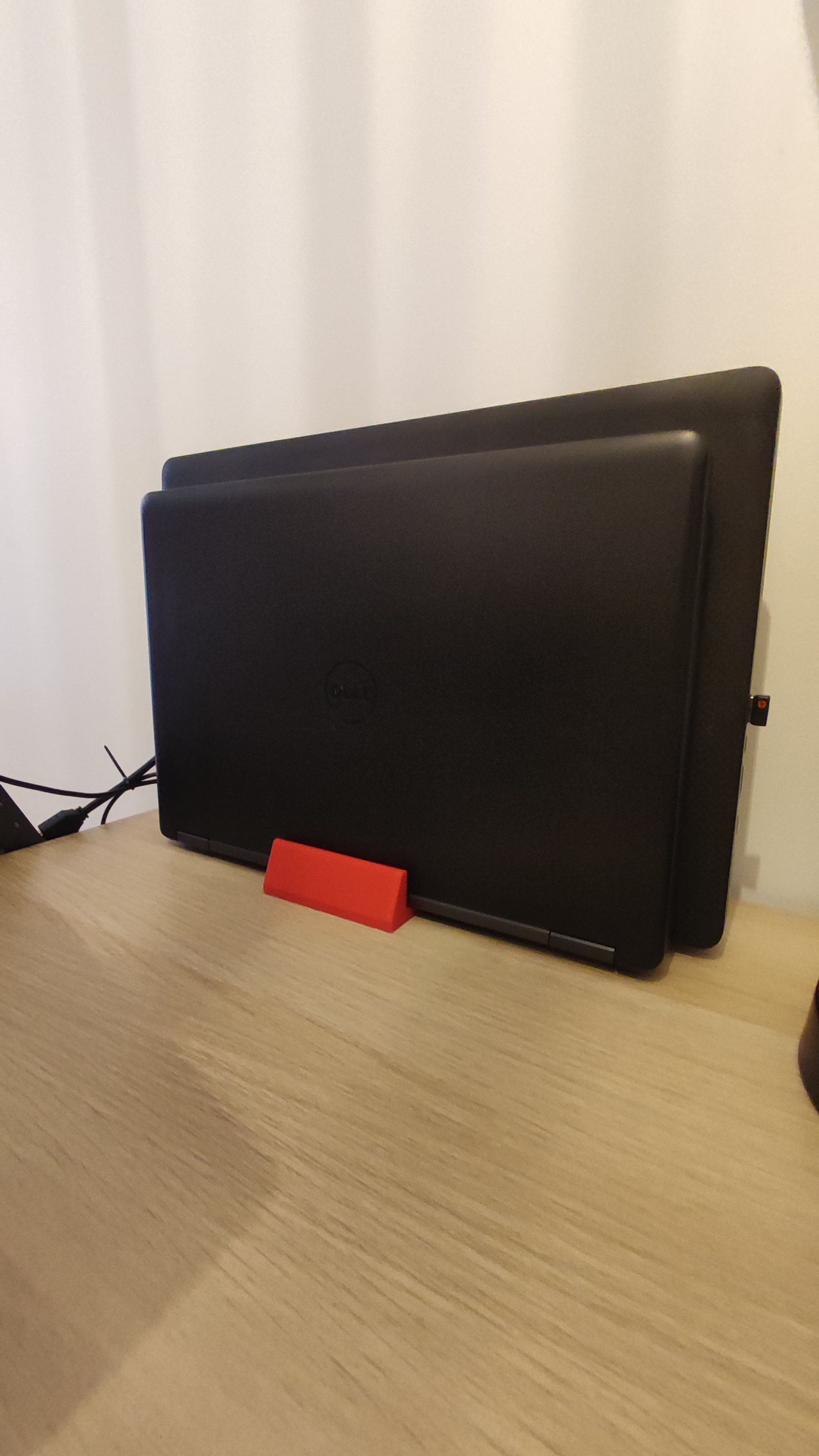 Double vertical stand for laptop