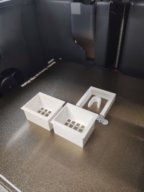Basket for toilet tabs for flushing tanks