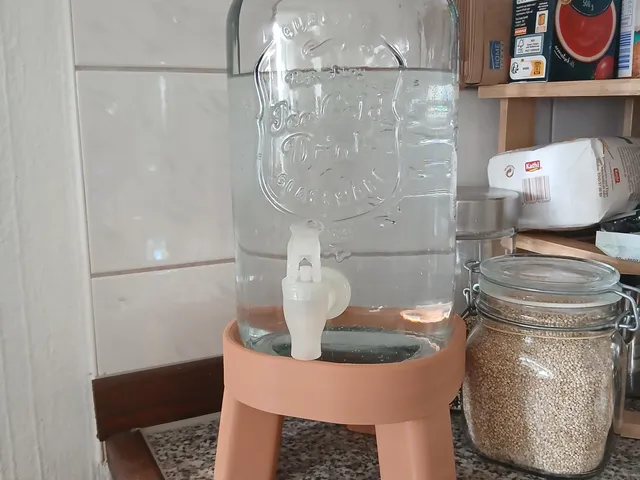Stand for 5‑liter water reservoir