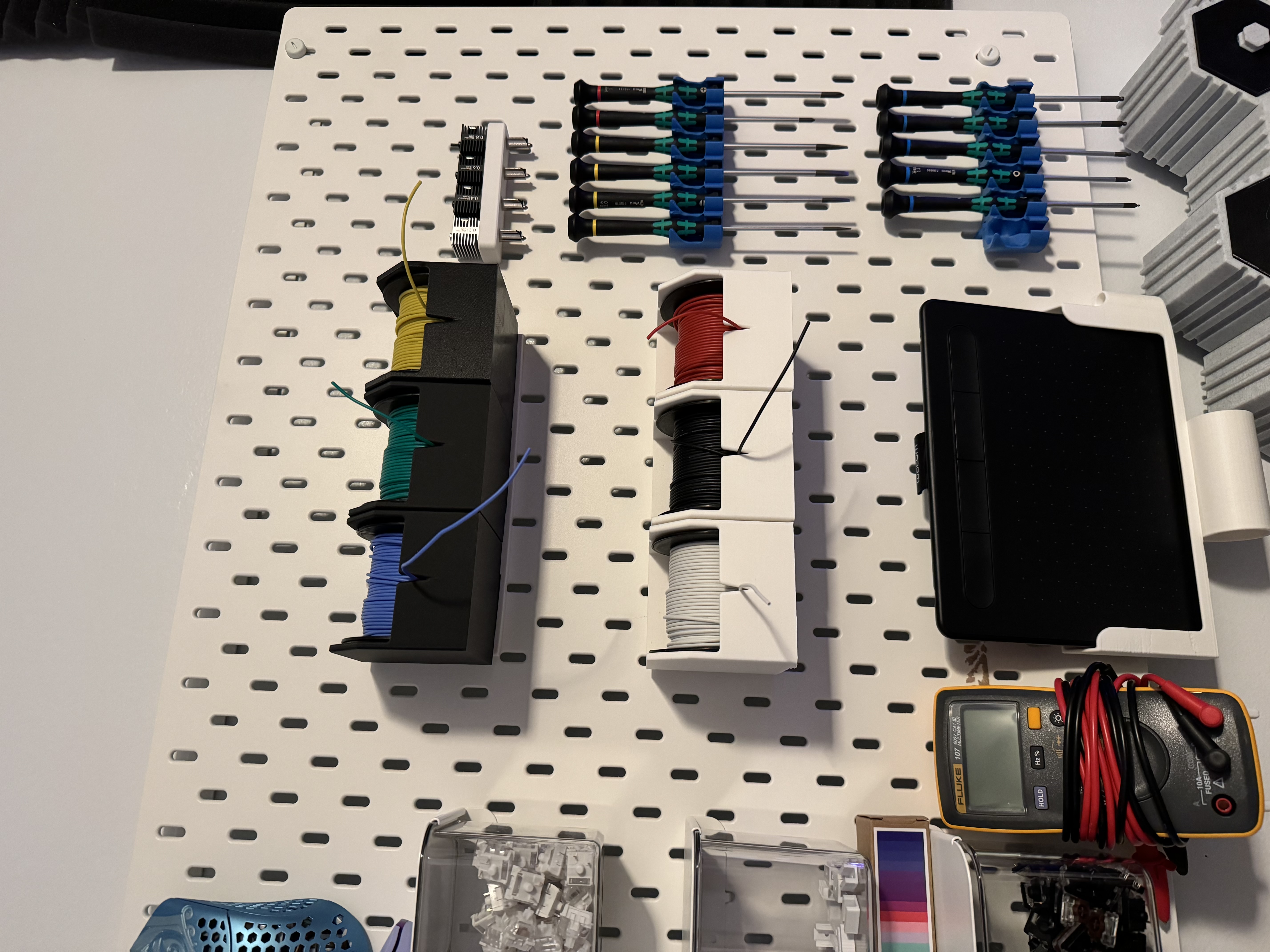 Wire spool holder for skadis