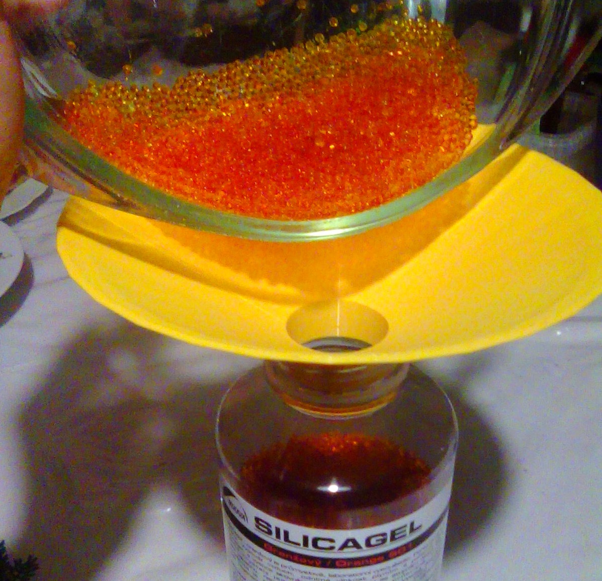 Funnel for filling of regenerated Silicagel into 800g container