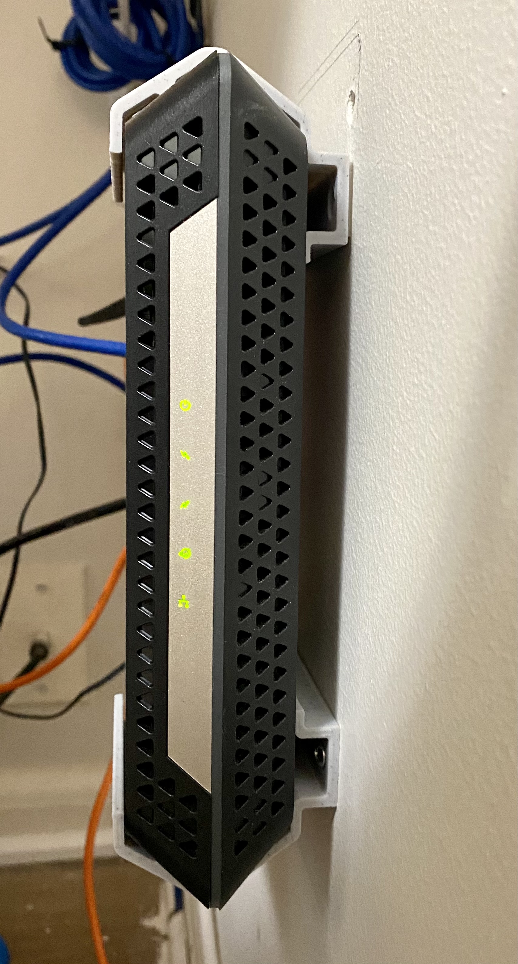 Netgear CM600 / CM1000 Wall Mount by mkingery Download free STL model