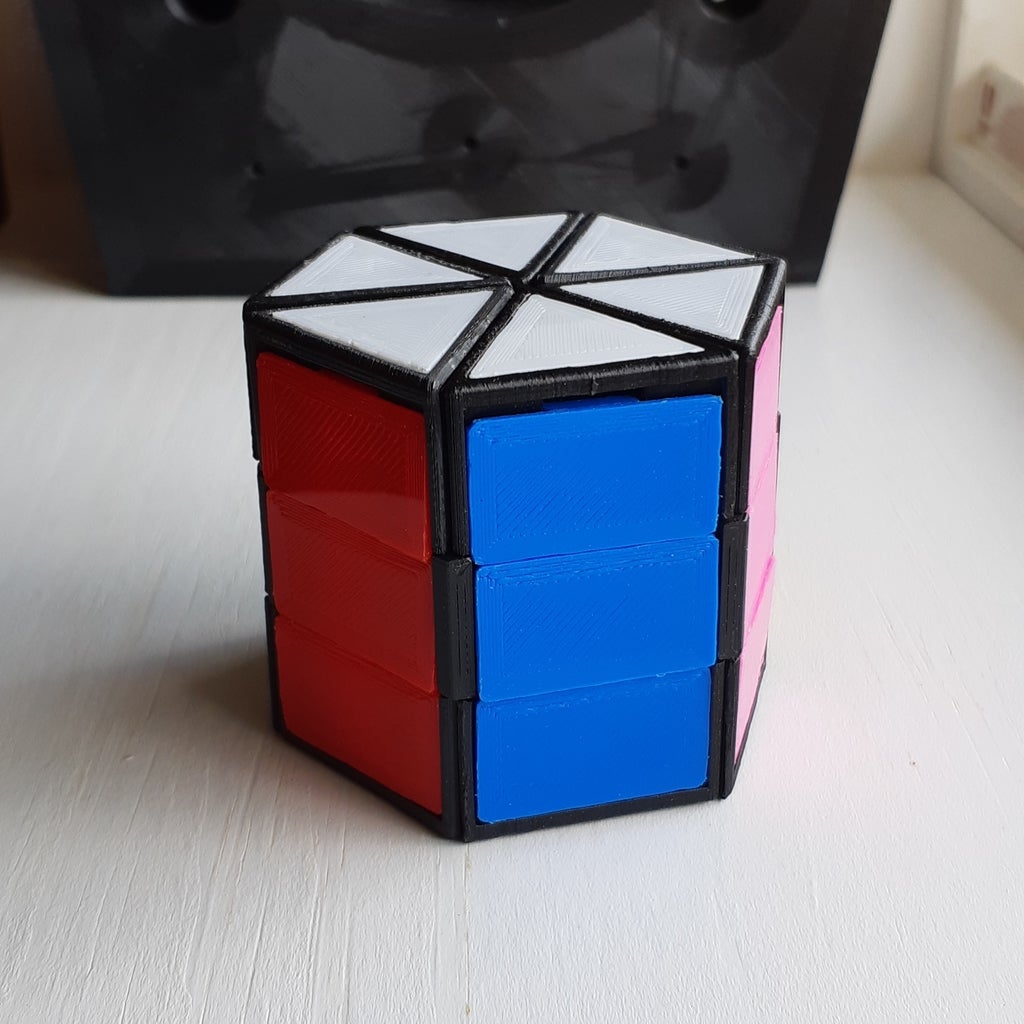 Hexagonal prism twisty puzzle
