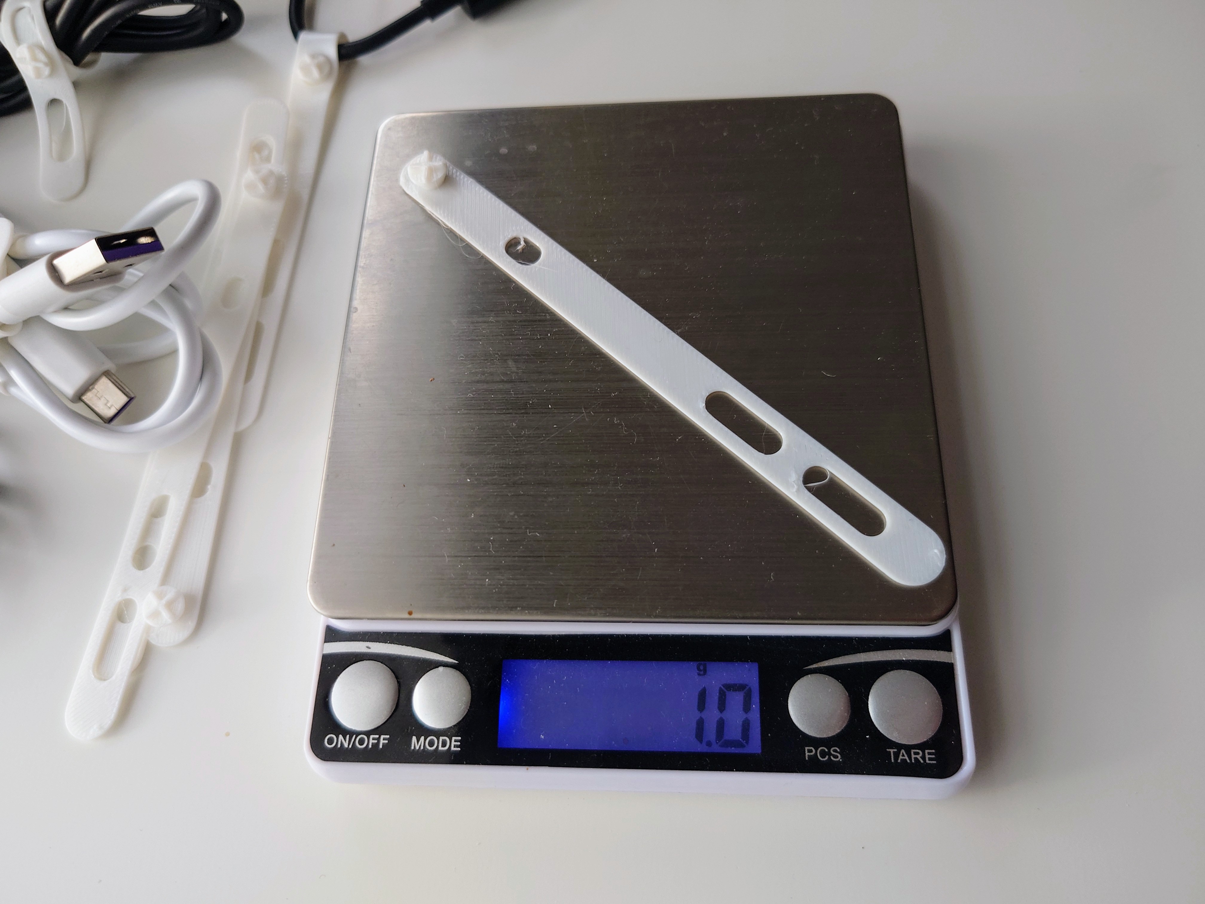 Cable Tie for USB, HDMI, DP, UTP and Power cables and more... by Rob