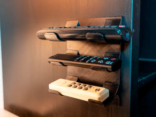 Wall mounted remote holder (TV, light, soundbar)