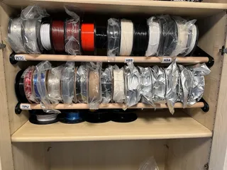 Simple filament rack for wardrobes