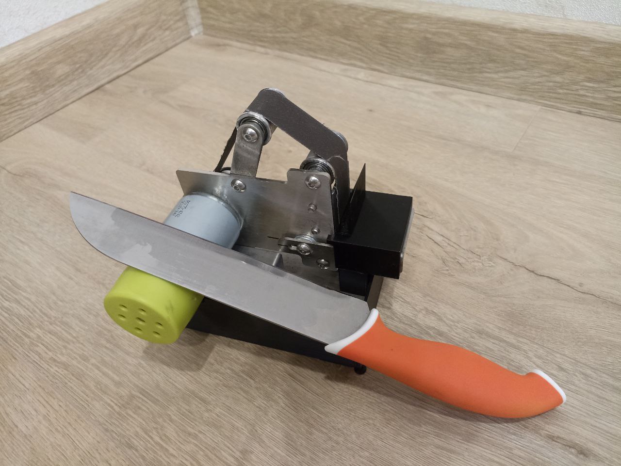 Knife sharpening guide for mini belt grinder