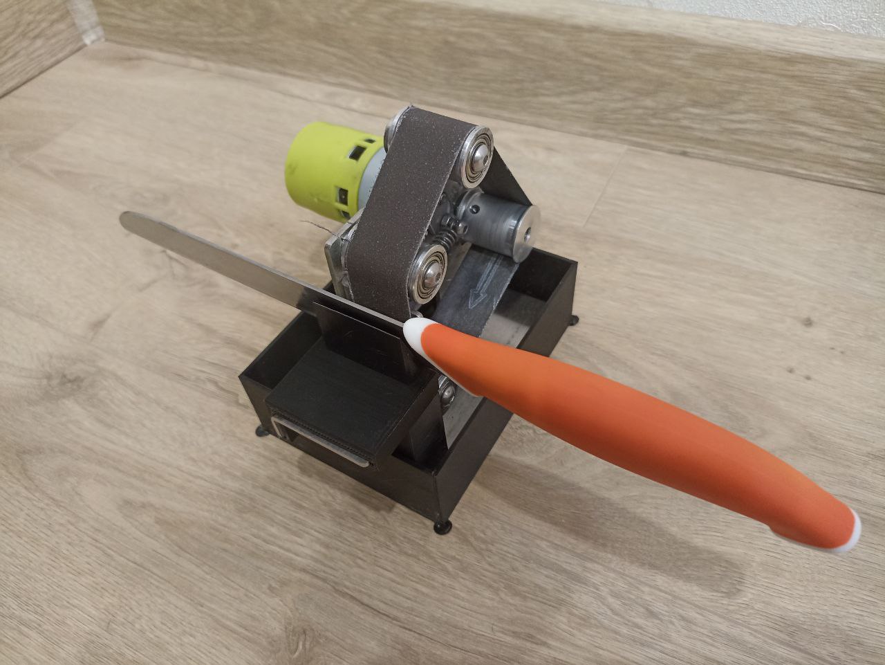 Knife sharpening guide for mini belt grinder by Mr Download free STL