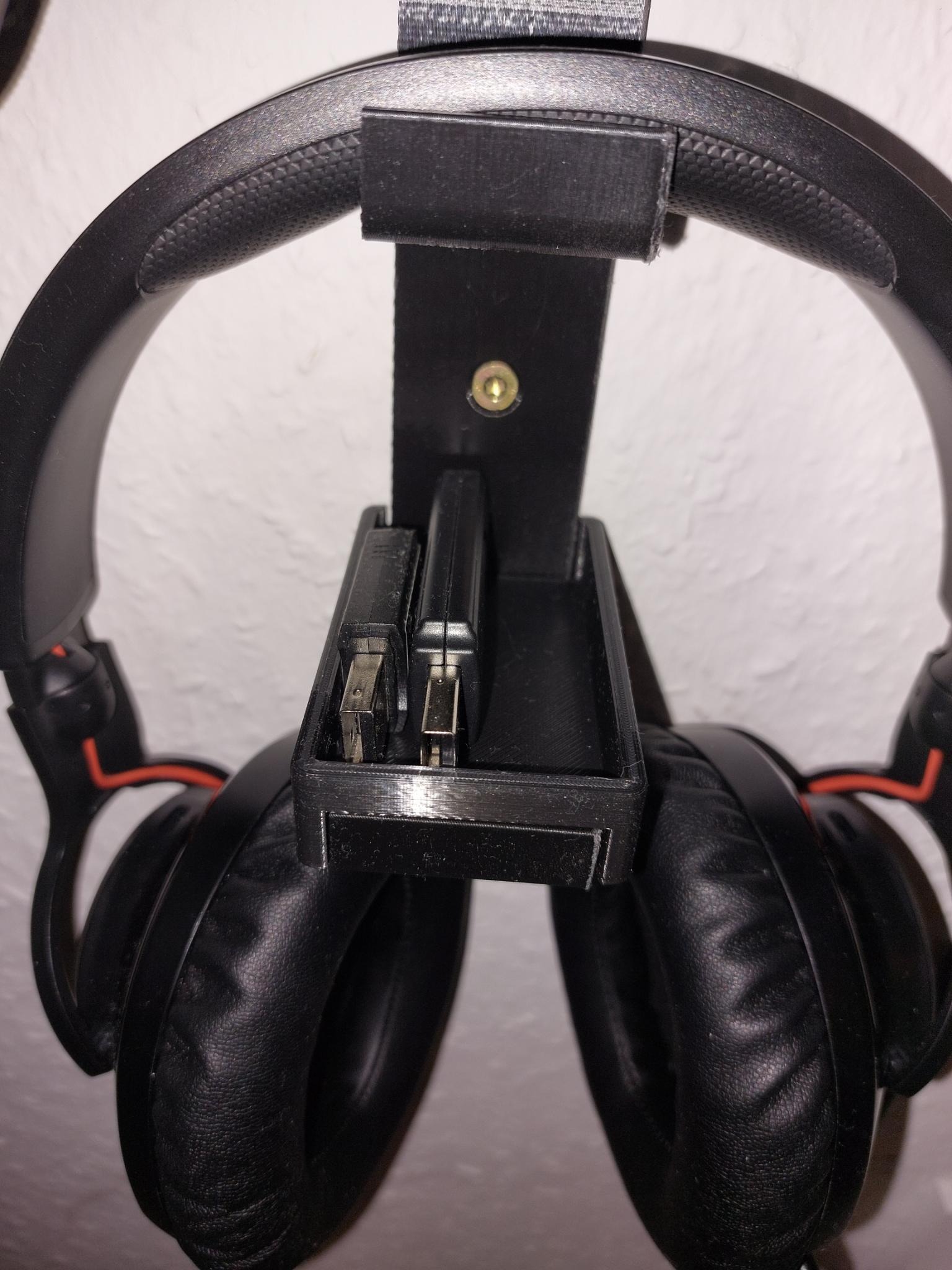 Miniatura 4 do modelo 3D Wall holder for 2 controller and headset