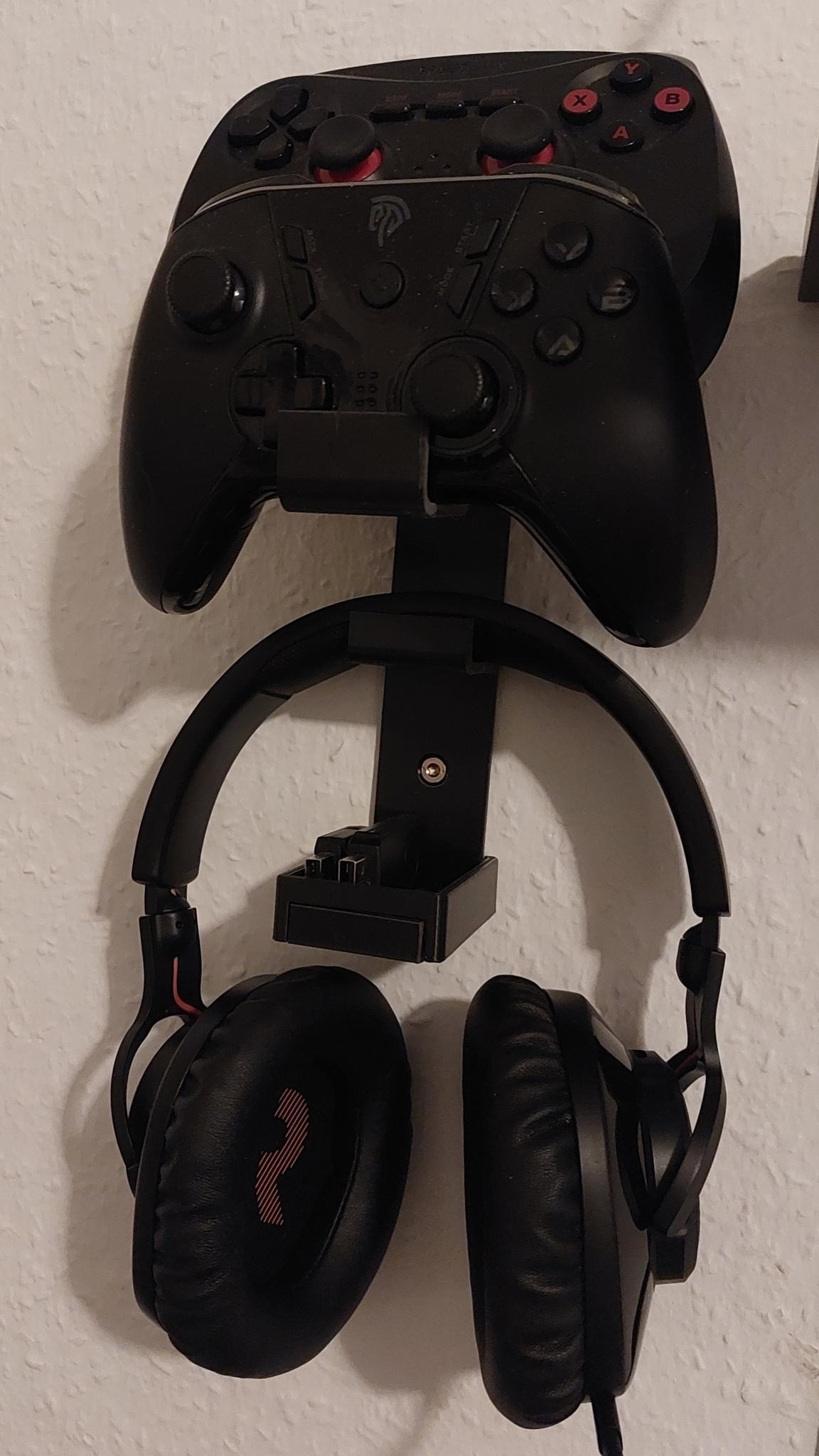 Miniatura 2 do modelo 3D Wall holder for 2 controller and headset