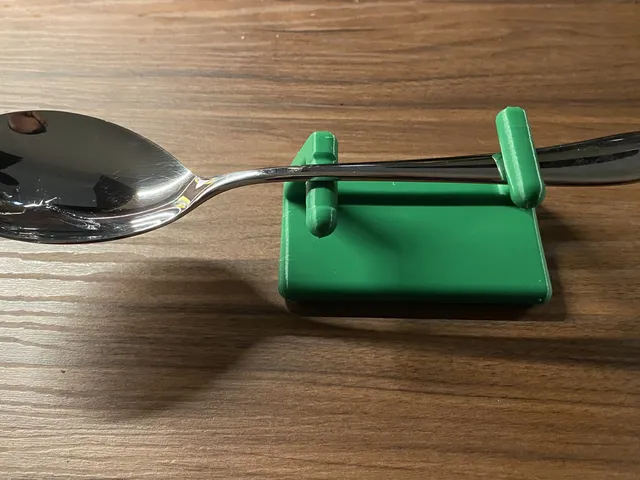 Kitchen Utensil holder with anti-slide-off grooves