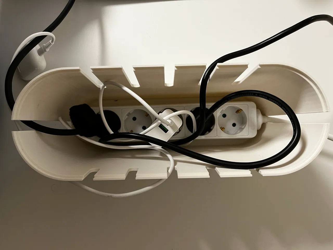 STL file Cable management box for power strip 🔌・3D printable