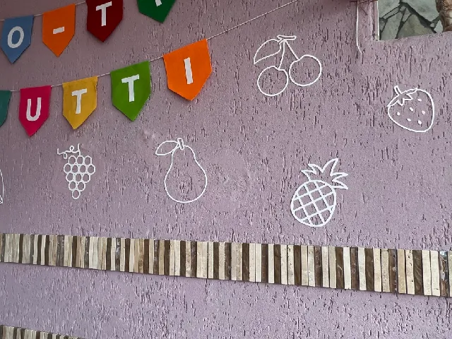 Fruit outlines decoration