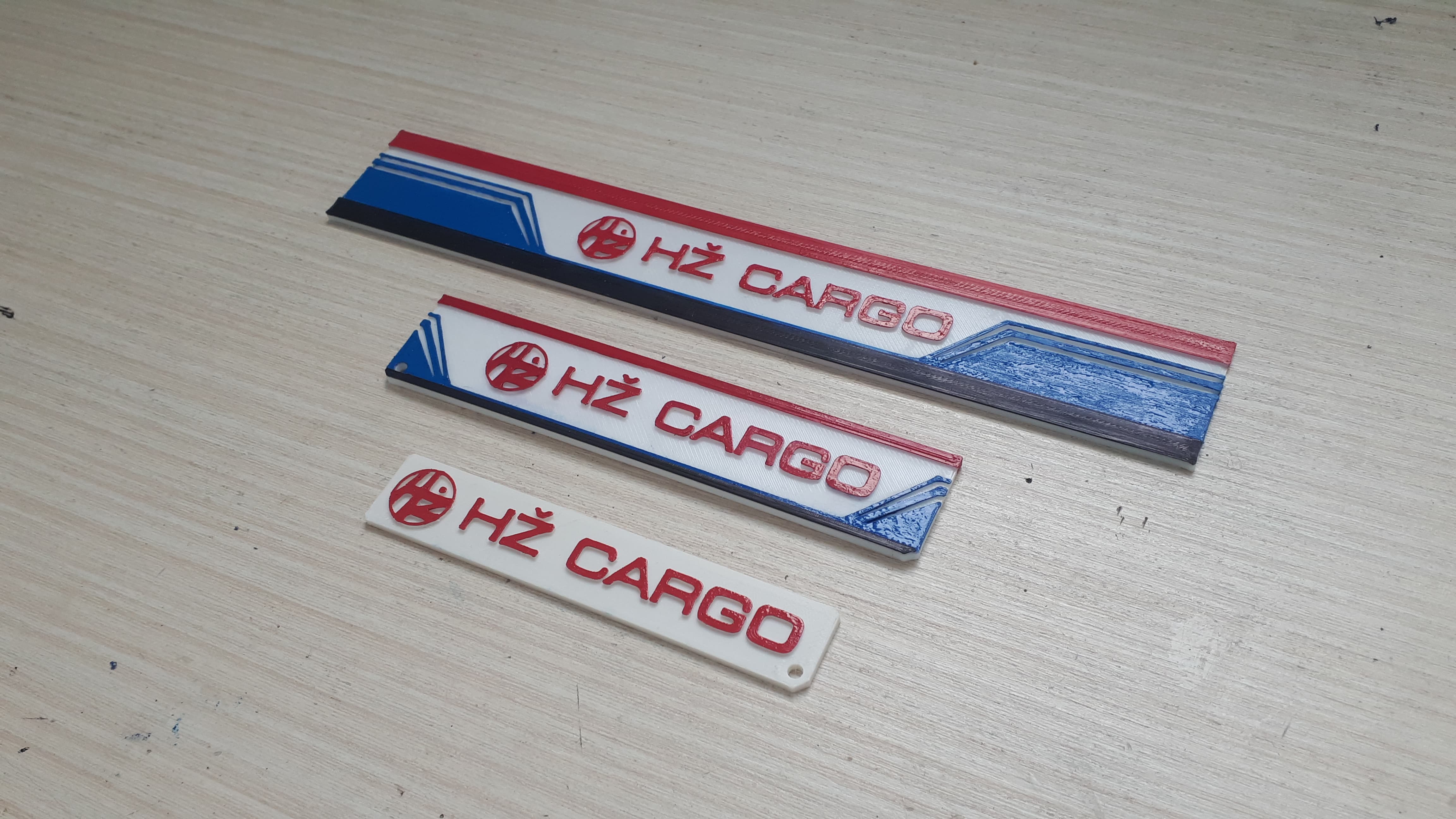 HŽ CARGO logo pendant of HŽ 2062 1XX, Three variants: smallest, middle, and large 200mm — miniatura 3