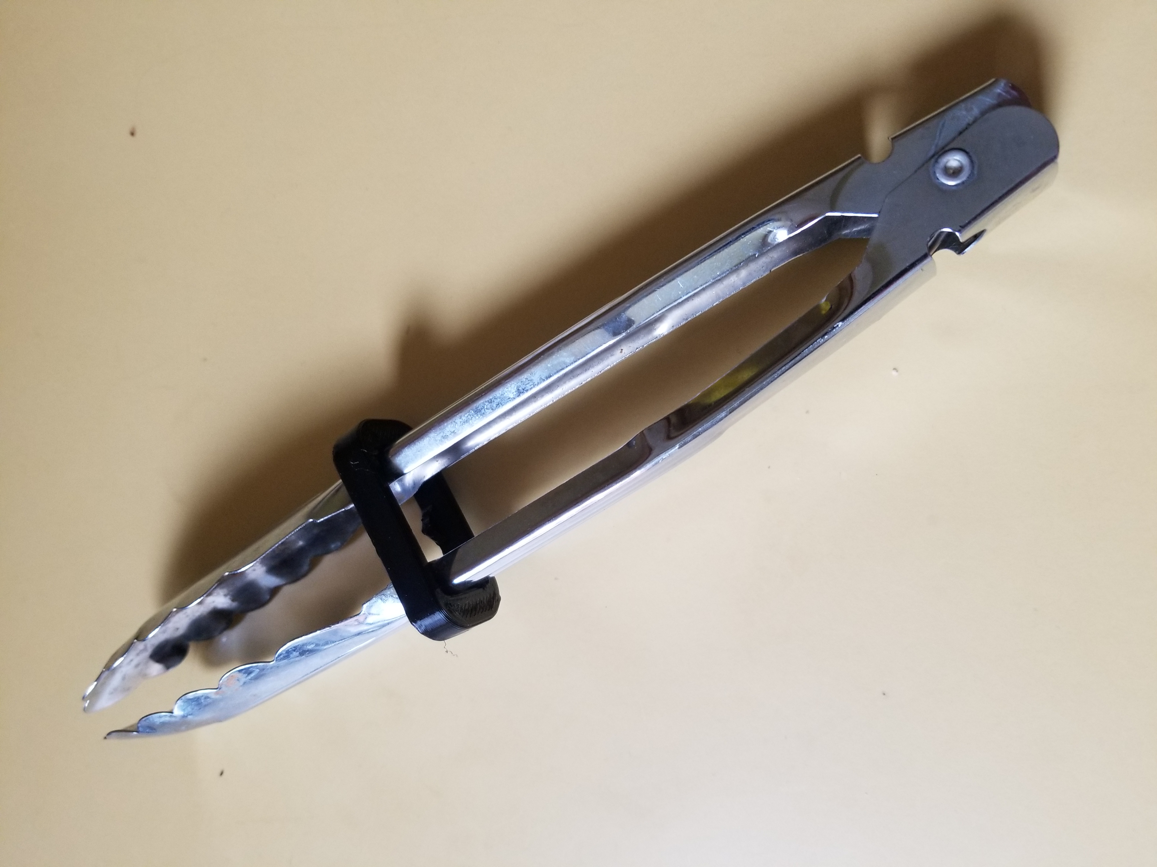 Salad tong locking belt