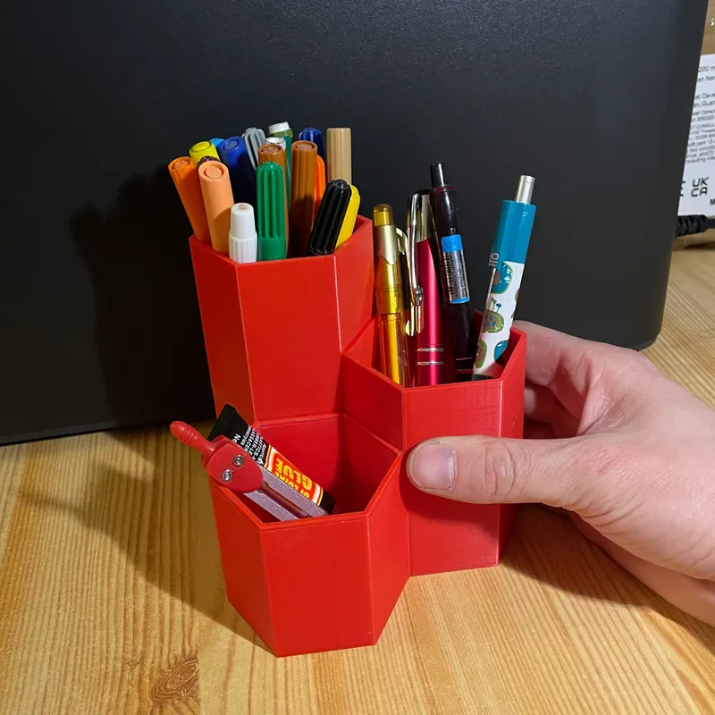 STL file Hexagonal Paint Brush / Pen Holder 🎨・3D print object to