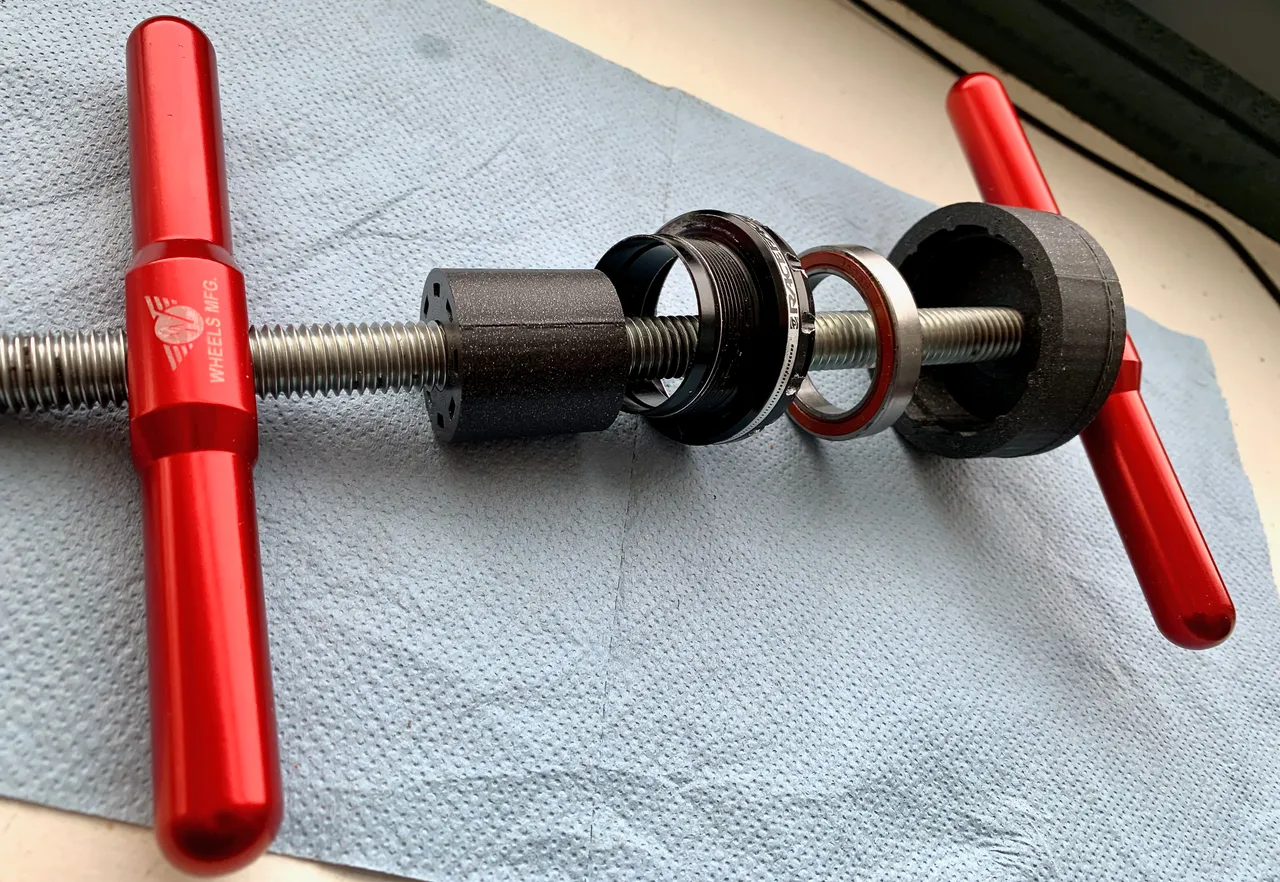 Bottom bracket on sale bearing puller