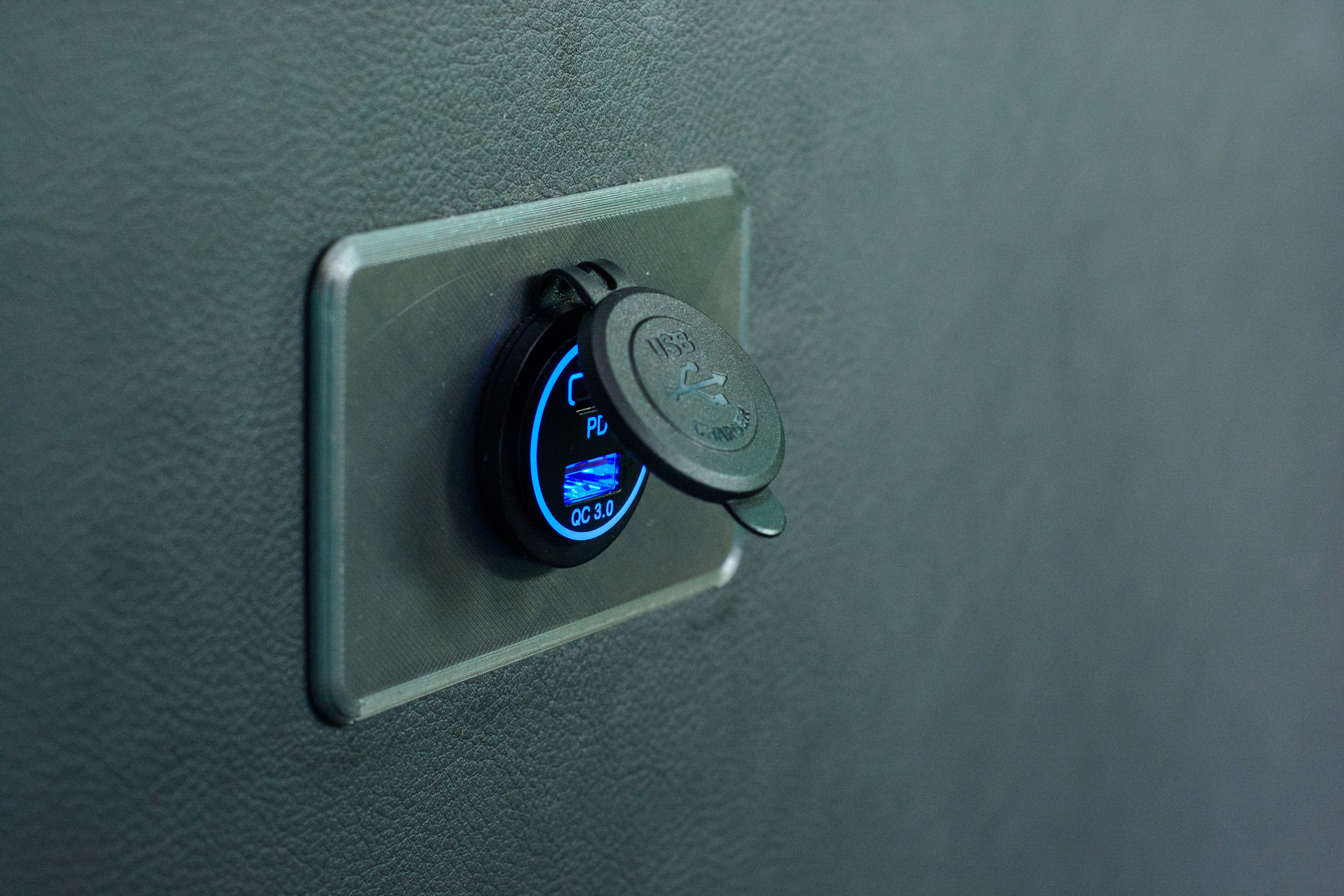 VW-Bus coverplate / charger holder