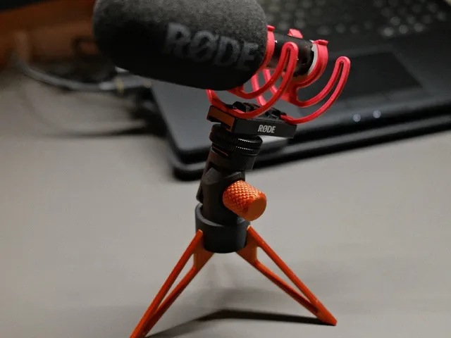Hot shoe microphone tripod holder