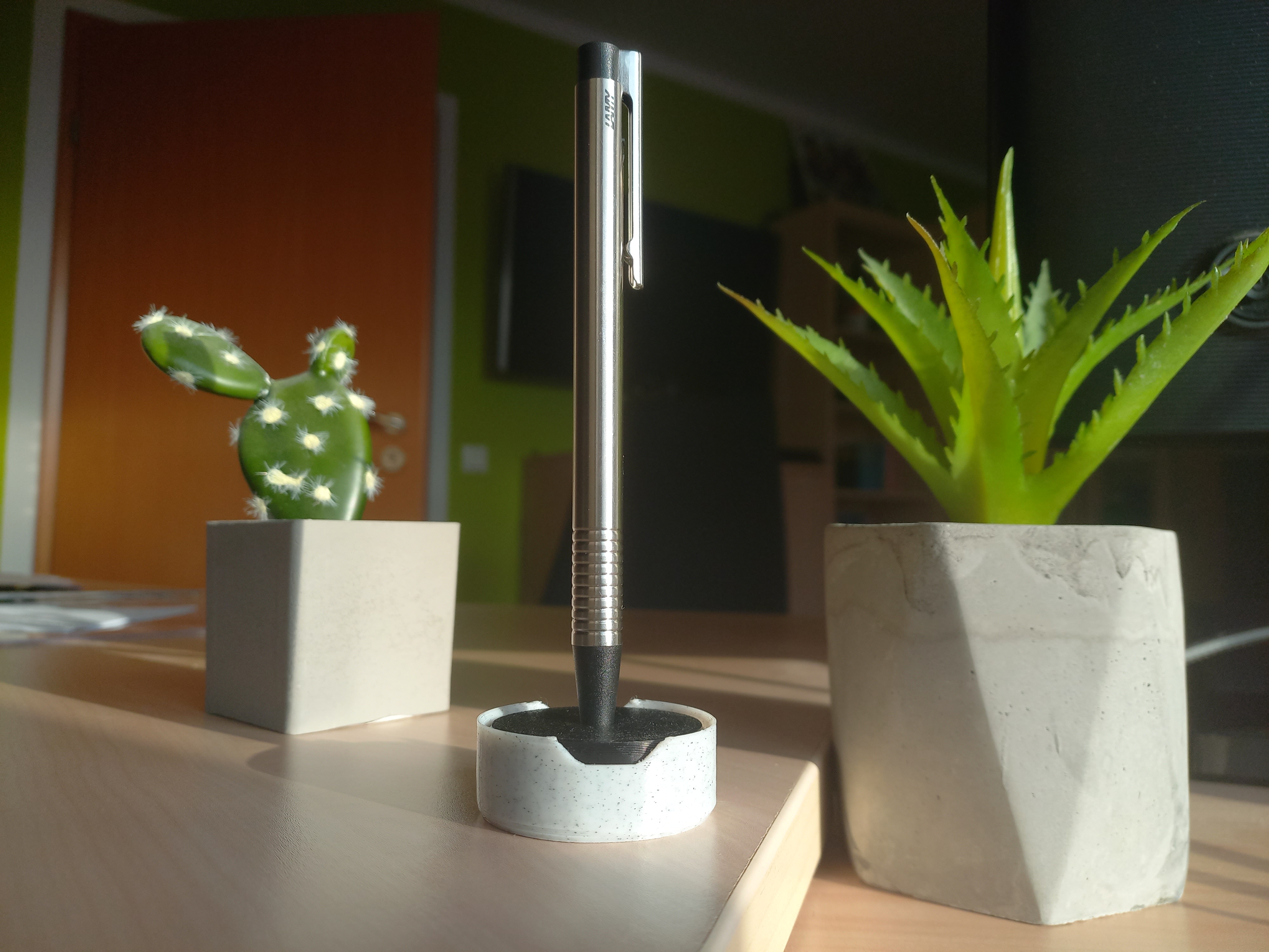 noble stylish pen / pencil holder for your desk
