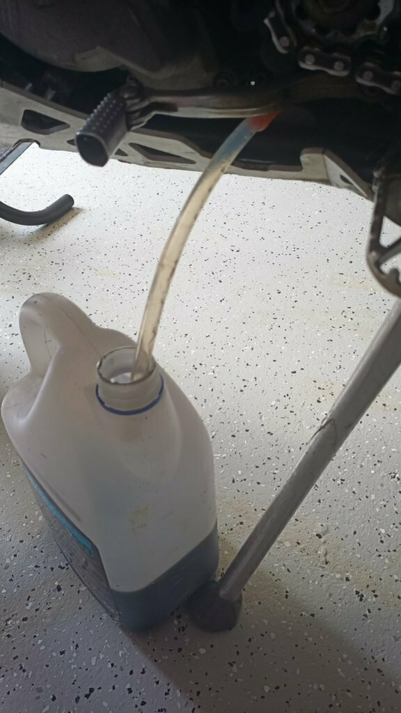 KTM adapter for draining the engine oil does not stain the motorcycle