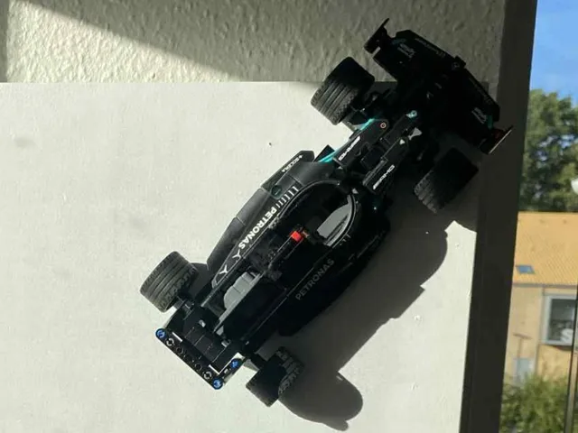 Lego 42165 Mercedes-AMG F1 W14 Pull-Back Wall Mount Display