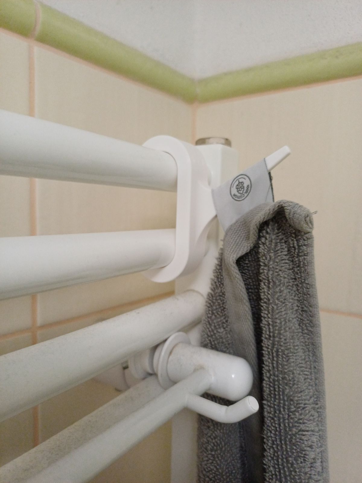 Bathroom radiator hook for towel / Háček na radiátor