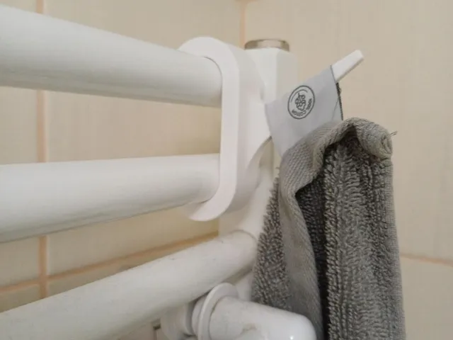 Bathroom radiator hook for towel / Háček na radiátor