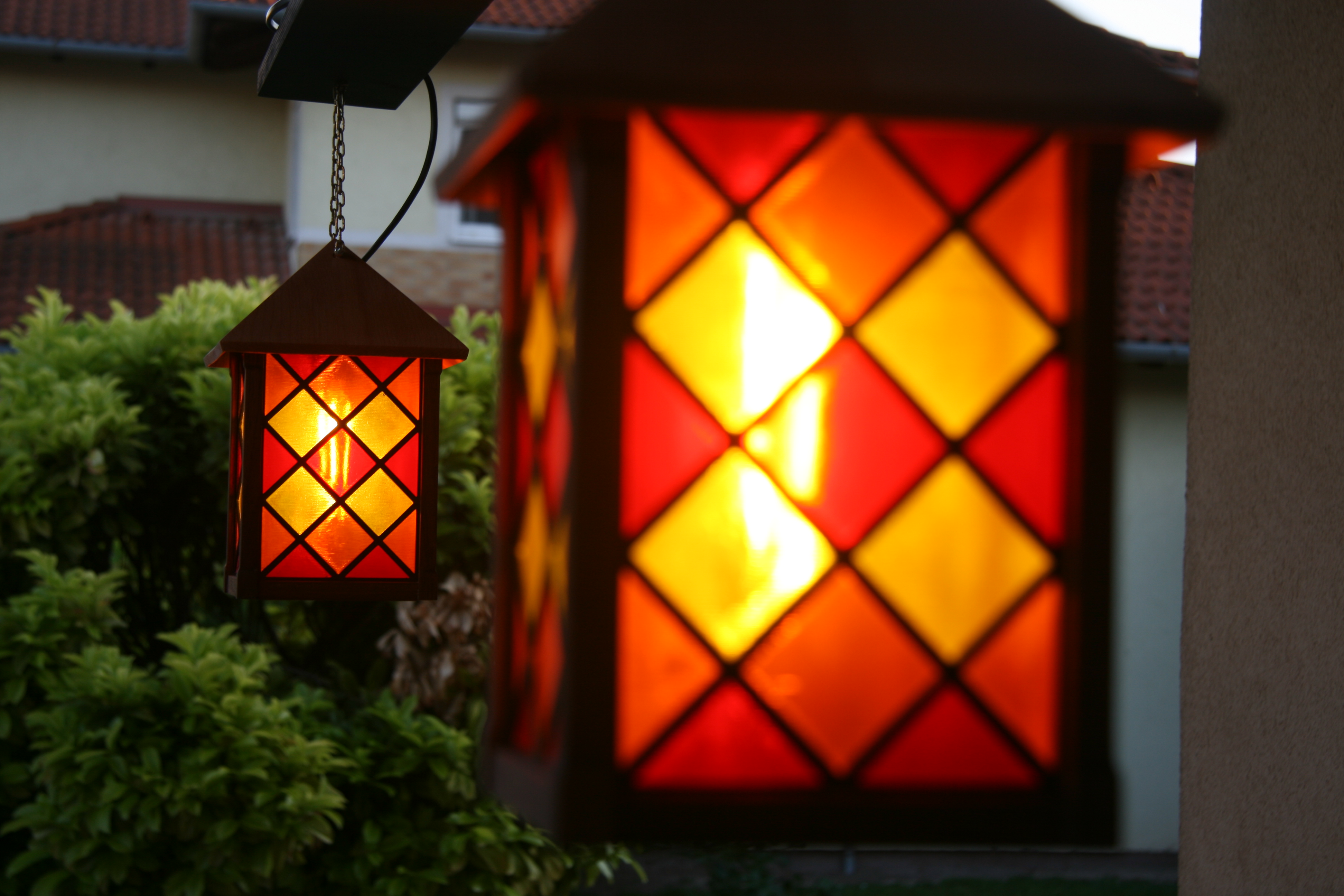 Lantern-style light with 3D printed glass
