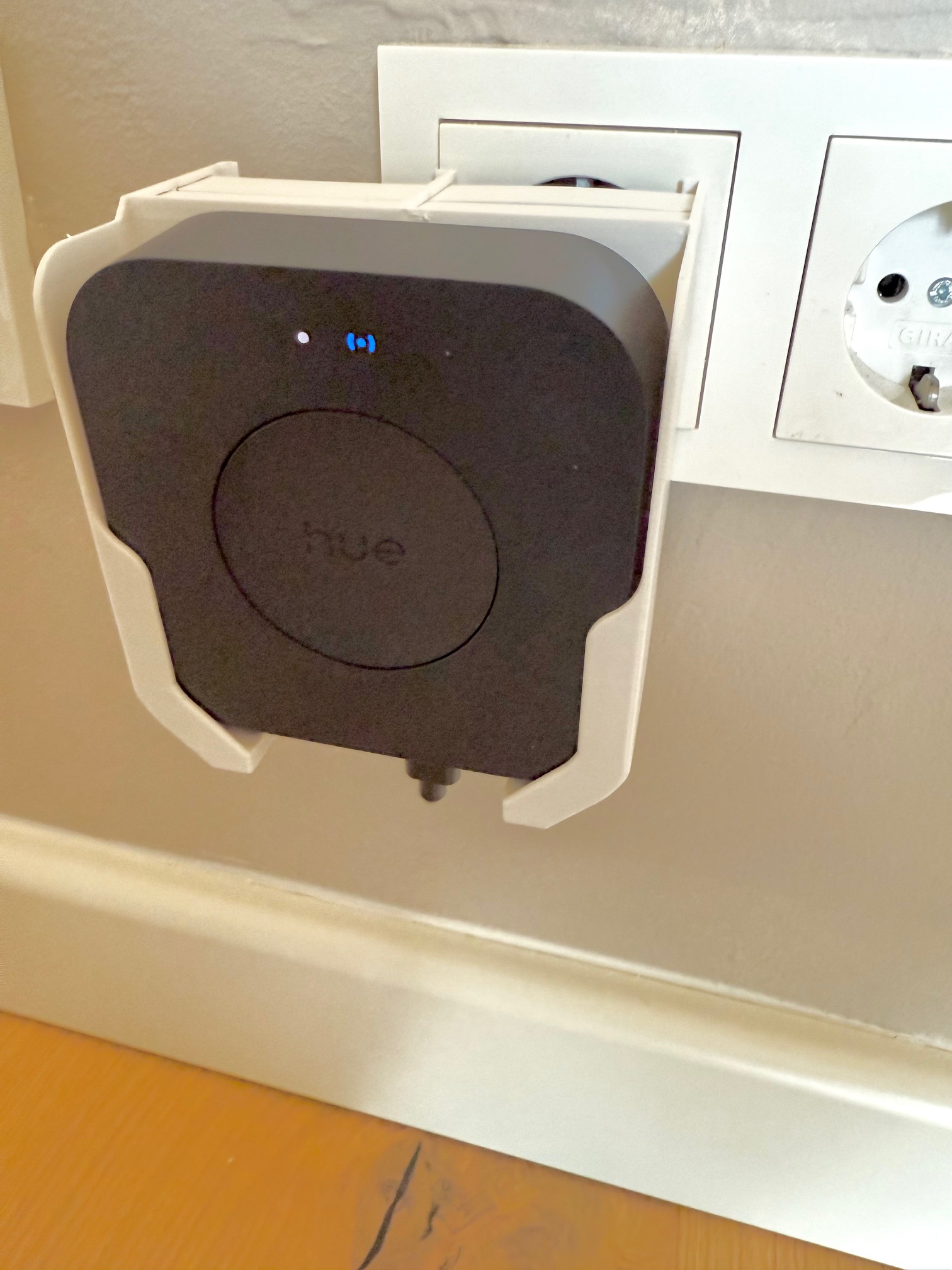 Hue Bridge Pro Socket Mount – Clean & Cable-Free