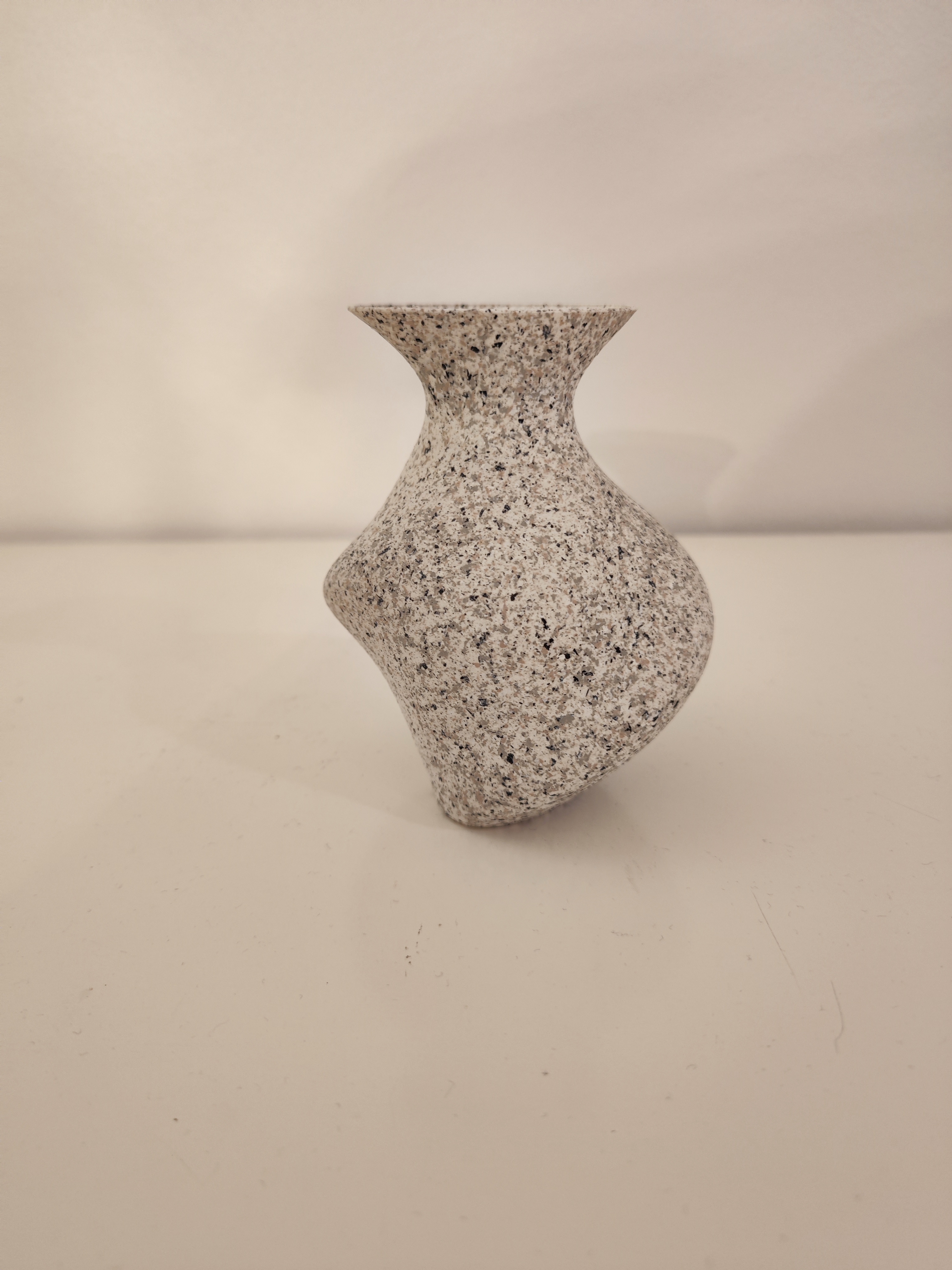 Miniatura 3 do modelo 3D Small Abstract Vase