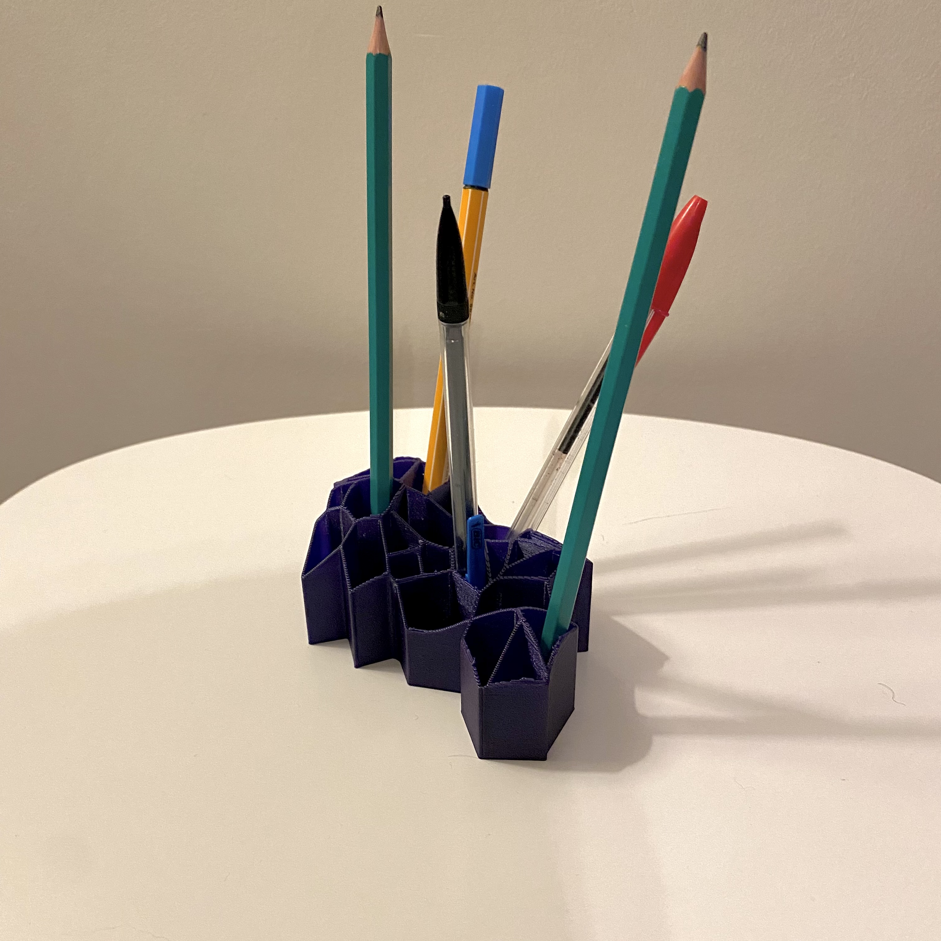 Voronoi pencil stand