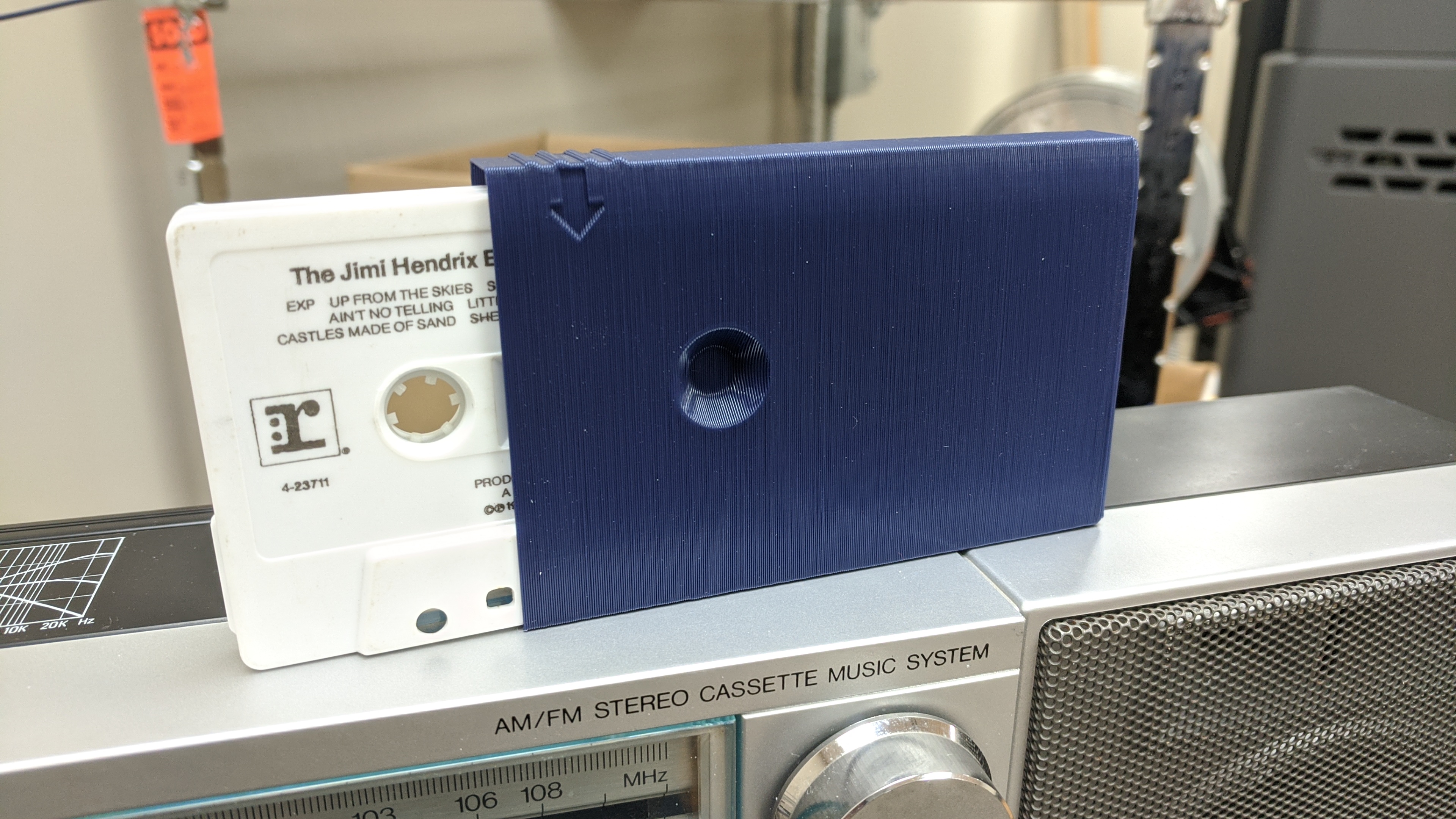 Squeeze-Latch Audio Cassette Case (Vase Mode)